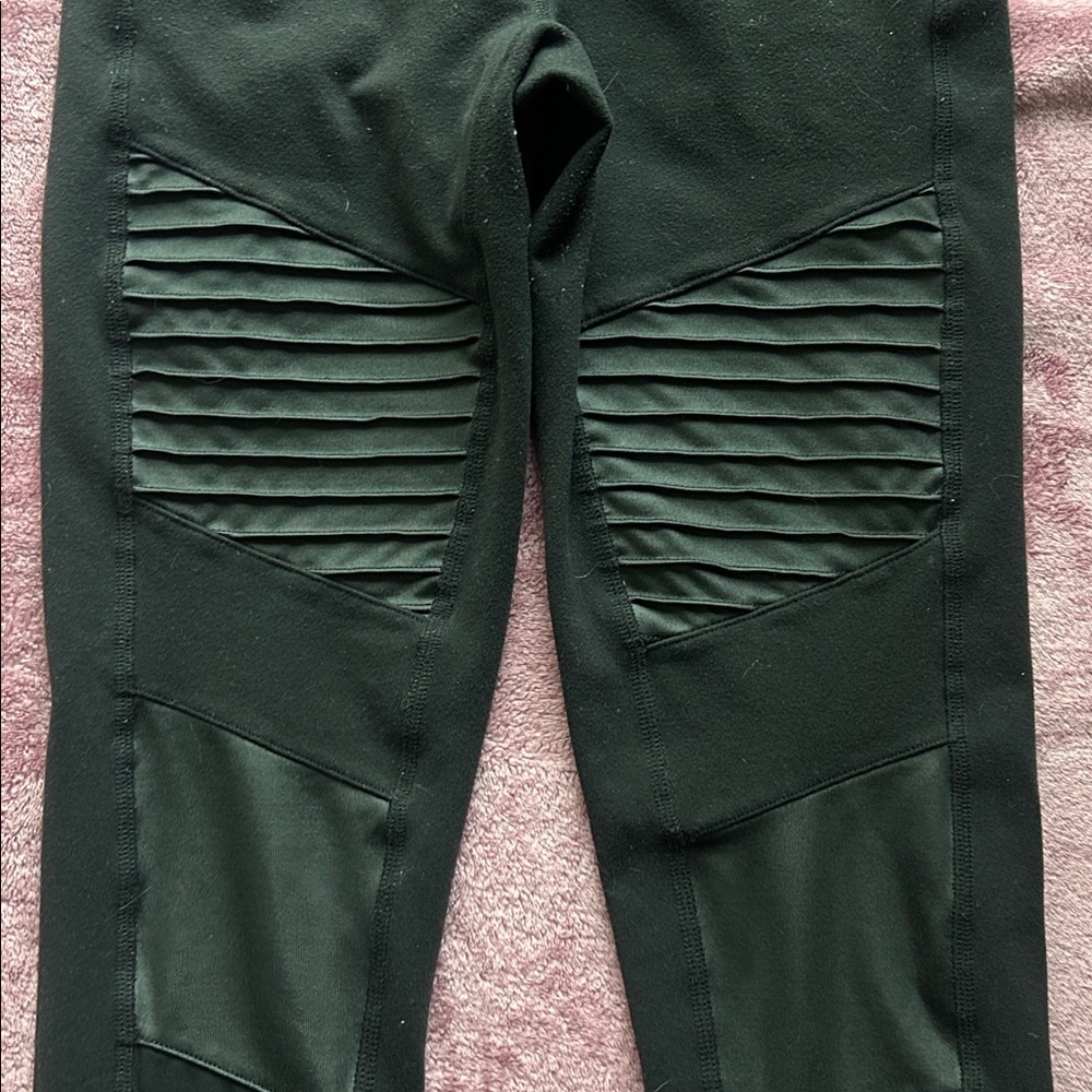 🎀Alo Yoga Moto Leggings🎀 - Picture 5 of 7